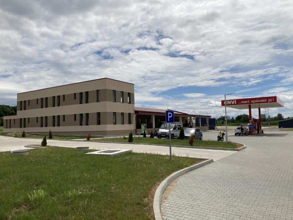 M70 Panzio Szemenyecsörnye Exteriér fotografie